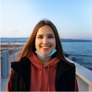 front-view-smiley-woman-seaside 1